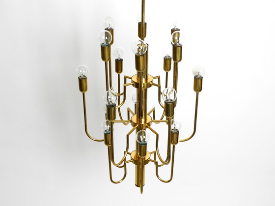 Image 1 of Magnifique lustre en laiton Mid Century à 18 bras et longue tige en laiton, à trois étages