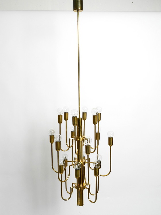 Image 1 of Magnifique lustre en laiton Mid Century à 18 bras et longue tige en laiton, à trois étages
