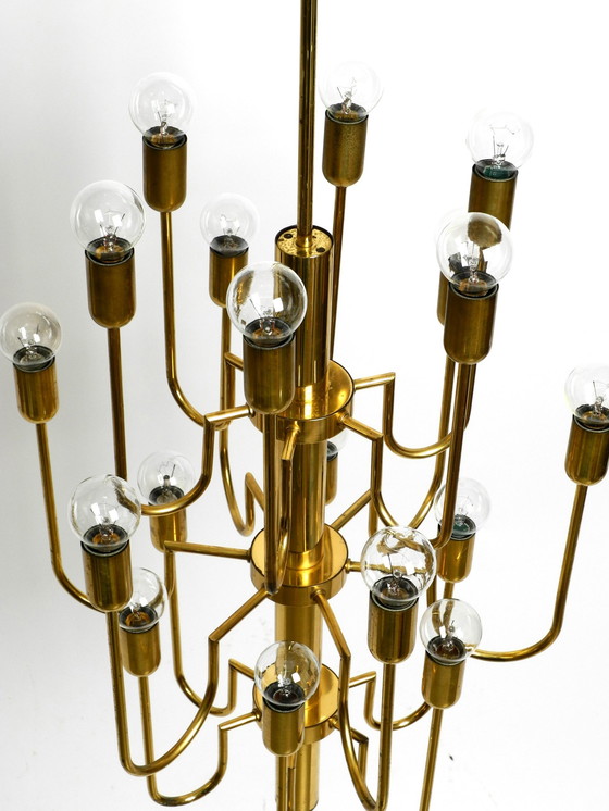 Image 1 of Magnifique lustre en laiton Mid Century à 18 bras et longue tige en laiton, à trois étages