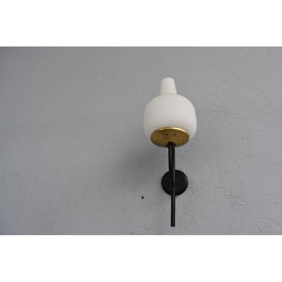 Image 1 of Paire d'appliques vintage en métal laiton et opaline par Stilnovo, 1960