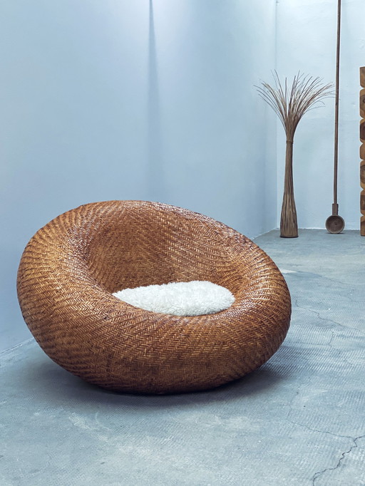 Rotin tressé "Mushroom" Chair Pille Fauteuil avec coussin en peau de mouton, France 1970Ers