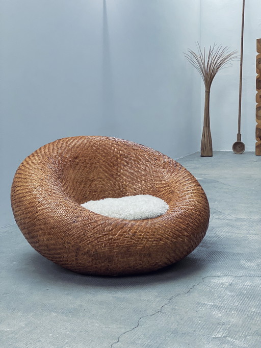 Rotin tressé "Mushroom" Chair Pille Fauteuil avec coussin en peau de mouton, France 1970Ers