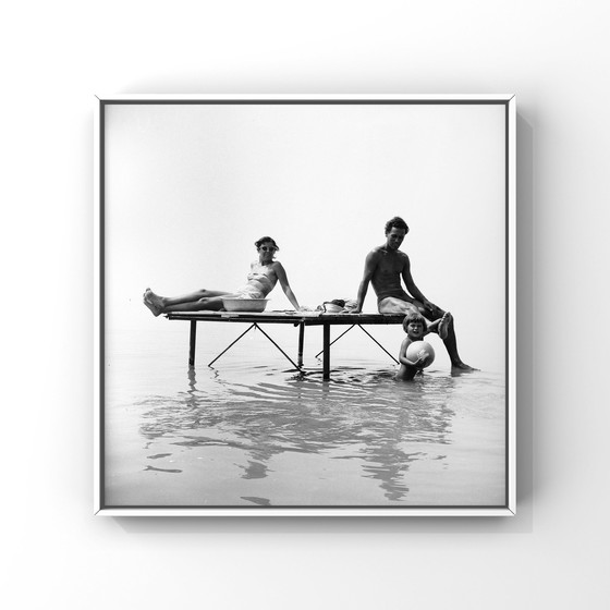 Image 1 of Portrait de famille au bord du lac, 1959 | Photographe Rudolf Ungváry