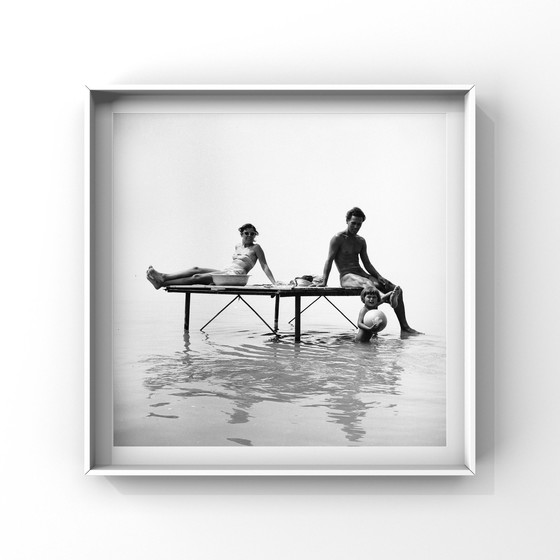 Image 1 of Portrait de famille au bord du lac, 1959 | Photographe Rudolf Ungváry