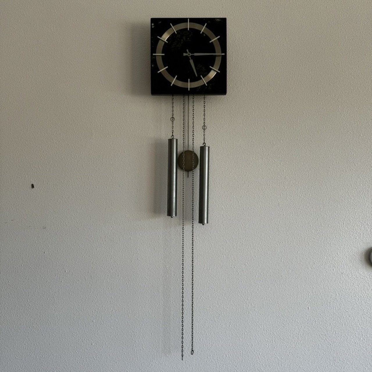 Horloge murale ou à poser beige Junghans, mouvement à guichet 1970
