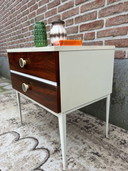 Commode vintage de l'ère spatiale sur pieds hauts