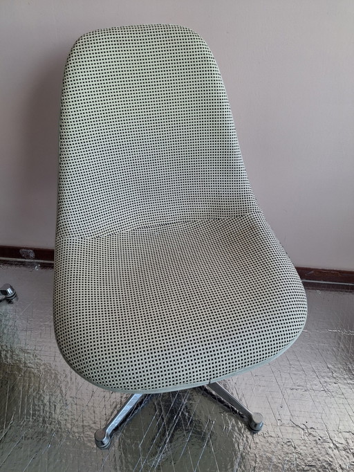 4 X Chaise pivotante Eames Psc en fibre de verre avec rembourrage et hauteur réglable, Herman Miller, 1960's