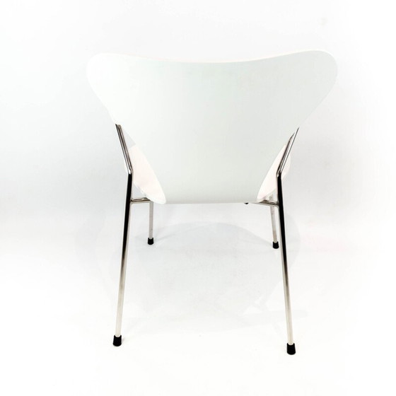 Image 1 of Chaise Seven blanche vintage modèle 3207 avec accoudoirs par Arne Jacobsen pour Fritz Hansen