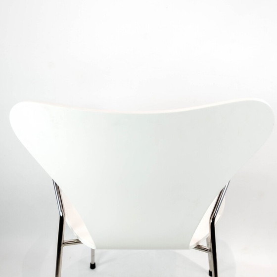 Image 1 of Chaise Seven blanche vintage modèle 3207 avec accoudoirs par Arne Jacobsen pour Fritz Hansen