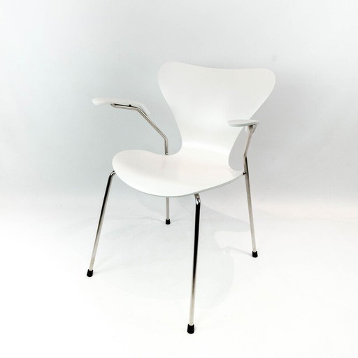 Chaise Seven blanche vintage modèle 3207 avec accoudoirs par Arne Jacobsen pour Fritz Hansen