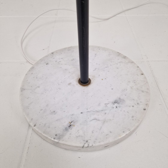 Image 1 of Lampadaire avec pied en marbre et verre opalin, Italie, années 1960