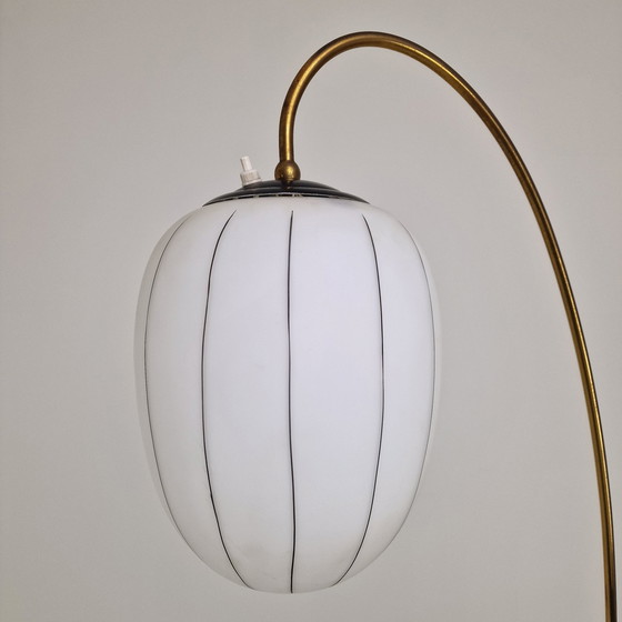 Image 1 of Lampadaire avec pied en marbre et verre opalin, Italie, années 1960