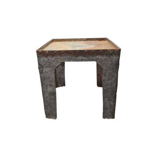 Table d'appoint industrielle en métal cloué, vers 1900