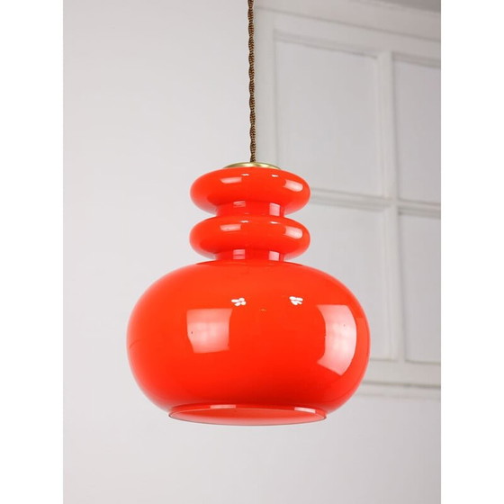 Image 1 of Lampe suspendue en verre rouge et laiton du Mid Century