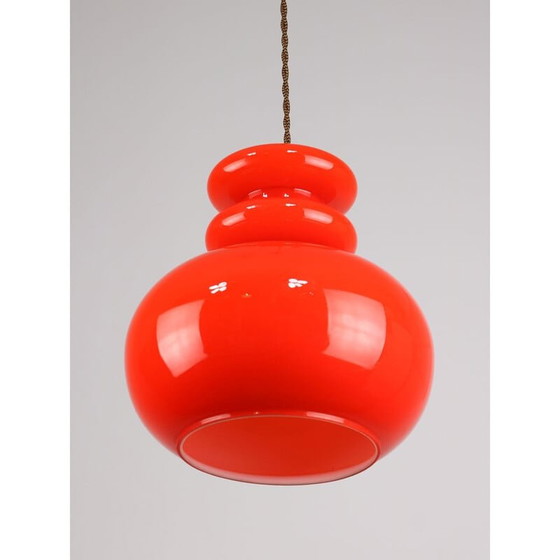 Image 1 of Lampe suspendue en verre rouge et laiton du Mid Century