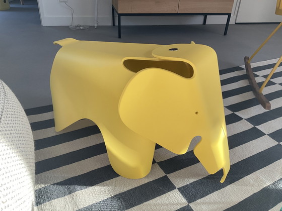 Image 1 of Magnifique tabouret éléphant jaune Vitra Eames