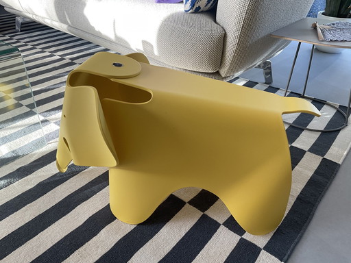 Magnifique tabouret éléphant jaune Vitra Eames