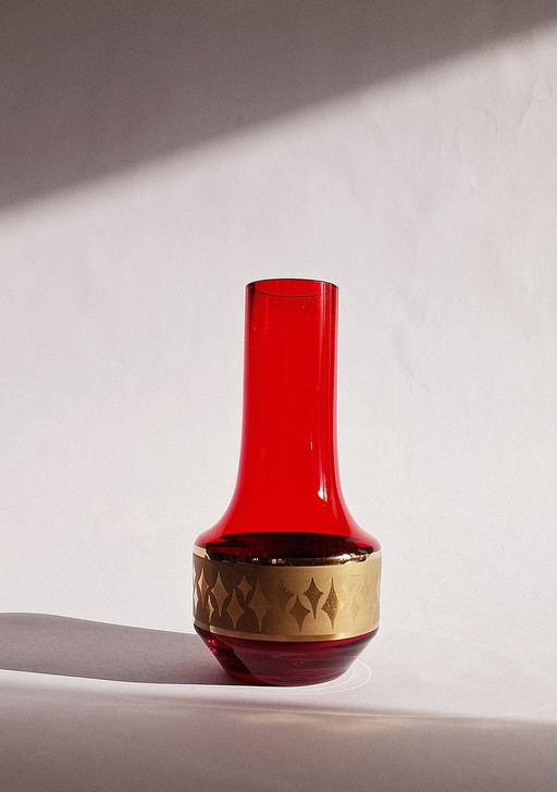 Vase vintage tchèque en verre synthétique rubis/or de Bohemia