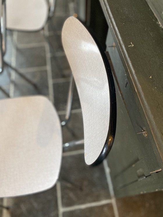 Image 1 of Ensemble de 3 chaises en Formica avec chrome en très bon état. 1960s.