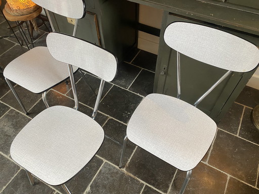 Ensemble de 3 chaises en Formica avec chrome en très bon état. 1960s.