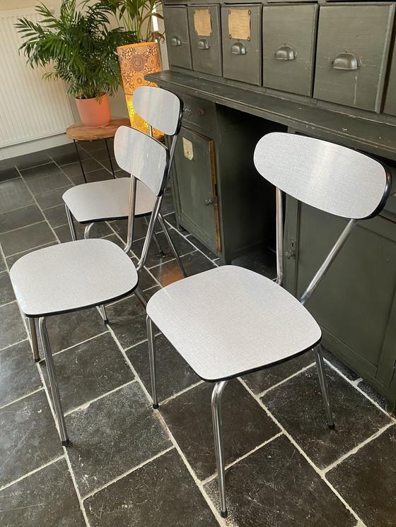 Image 1 of Ensemble de 3 chaises en Formica avec chrome en très bon état. 1960s.