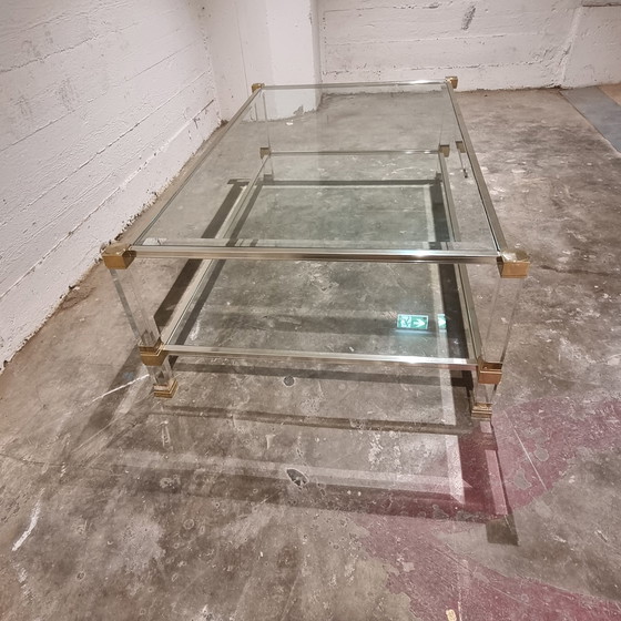 Image 1 of Table basse rectangulaire à deux niveaux en verre acrylique et laiton par Pierre Vandel, années 1970.