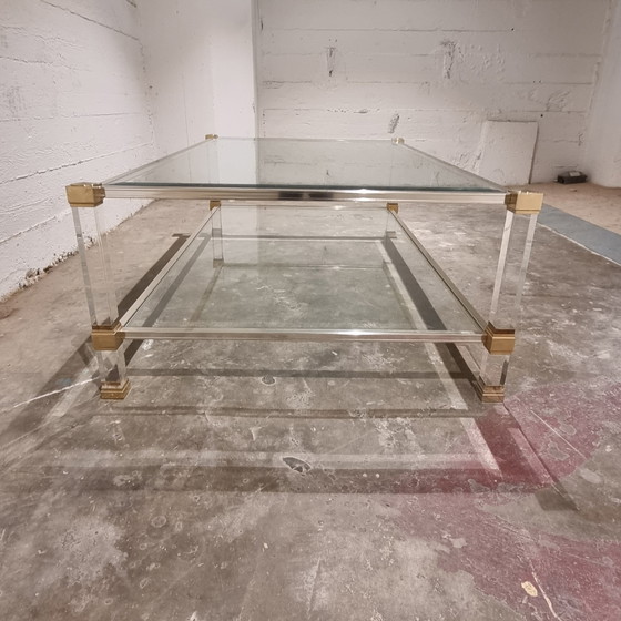 Image 1 of Table basse rectangulaire à deux niveaux en verre acrylique et laiton par Pierre Vandel, années 1970.