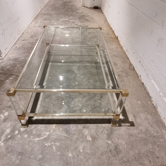 Image 1 of Table basse rectangulaire à deux niveaux en verre acrylique et laiton par Pierre Vandel, années 1970.
