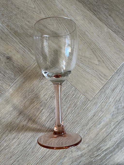 Verres à vin mignons avec base rose