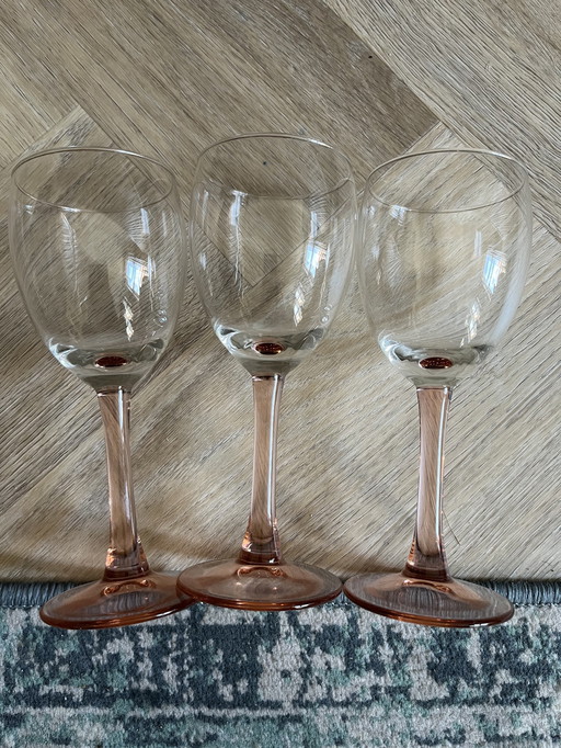 Verres à vin mignons avec base rose