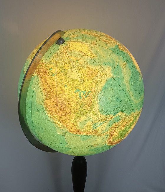 Image 1 of Mega Large Fifties Globe With Lights On Foot (Globe des années 50 avec lumières sur le pied)