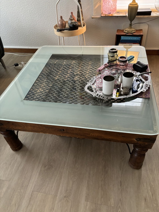 Image 1 of Table basse indienne avec plateau en verre sur réseau en fer