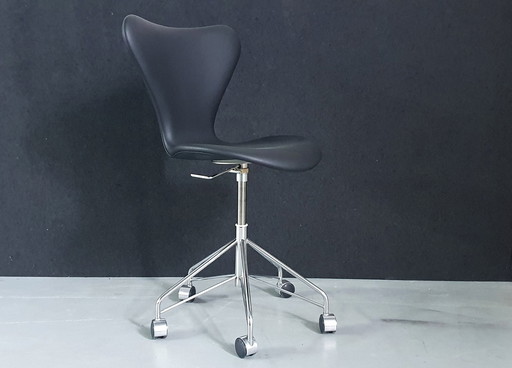 Fritz Hansen 3117 Series 7 by Arne Jacobsen