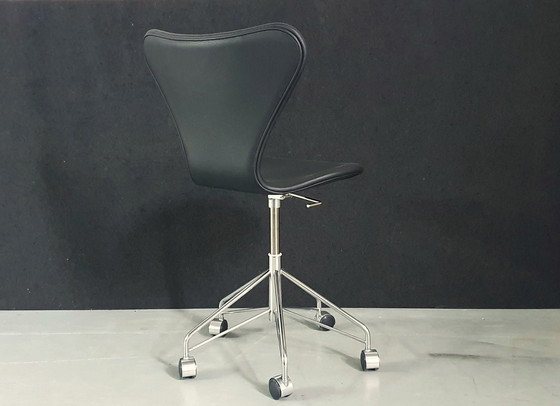 Image 1 of Fritz Hansen 3117 Series 7 by Arne Jacobsen