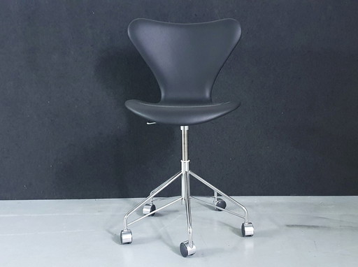 Fritz Hansen 3117 Series 7 by Arne Jacobsen