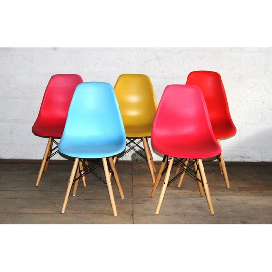 Image 1 of Ensemble de 5 chaises vintage en plastique coloré et coquillage