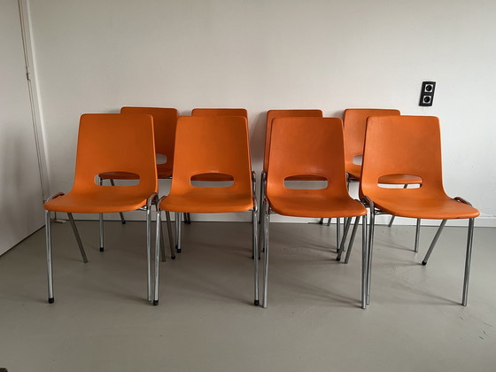 Image 1 of Chaise de cantine vintage empilable 1982