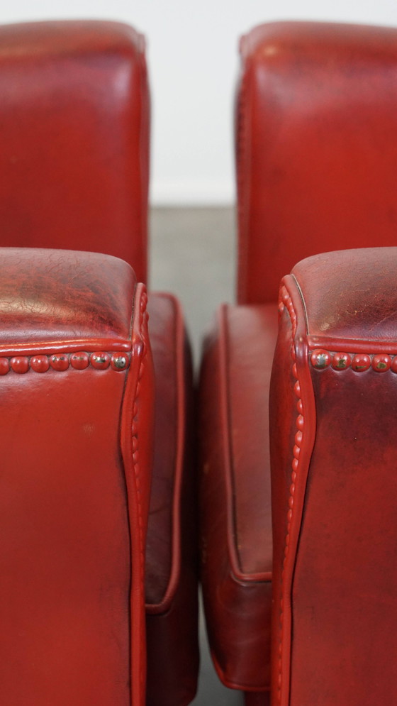 Image 1 of 2 X fauteuils design en peau de mouton de couleur rouge