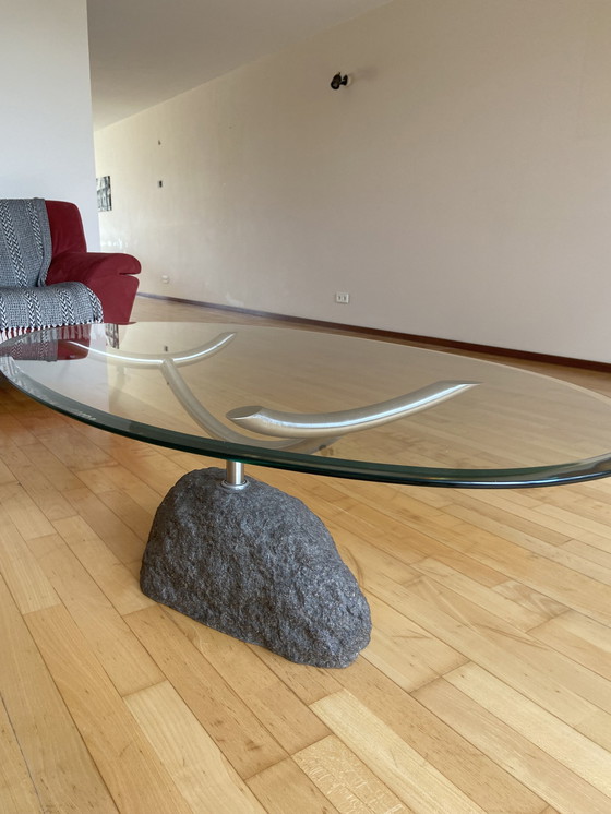 Image 1 of Table basse moderne en verre avec base en pierre