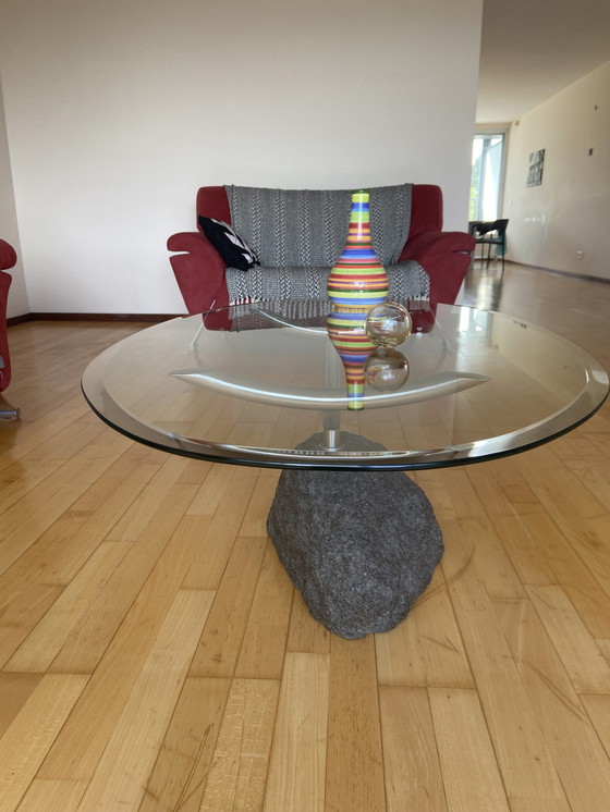 Image 1 of Table basse moderne en verre avec base en pierre