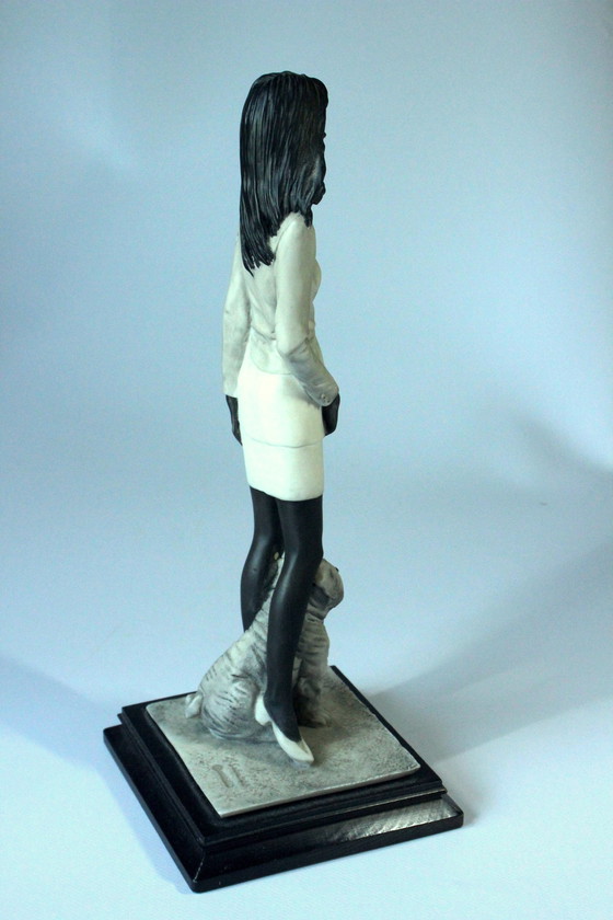 Image 1 of Sculpture De M. Salvestrini - Figurine - Dame Avec Chien - Céramique Sur Socle En Bois - Marqué - Vintage