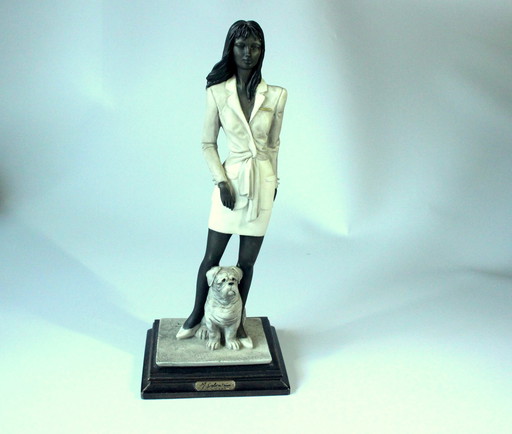 Sculpture De M. Salvestrini - Figurine - Dame Avec Chien - Céramique Sur Socle En Bois - Marqué - Vintage