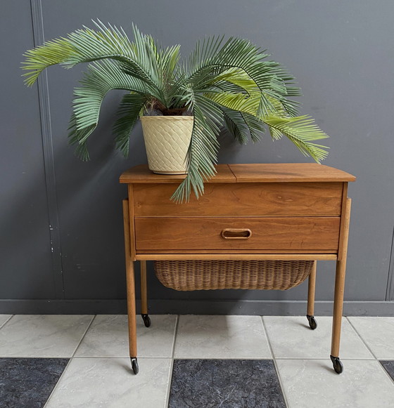 Image 1 of Table en teck pour boîte à couture Danemark 1960S