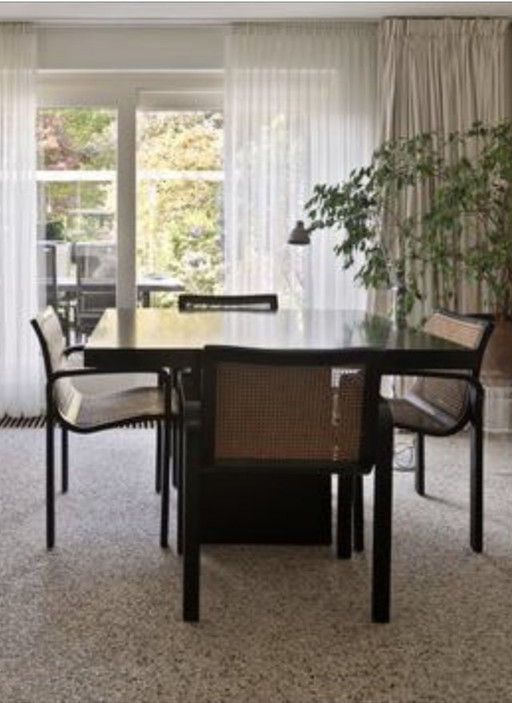 Table de salle à manger carrée en bois noir avec chaises