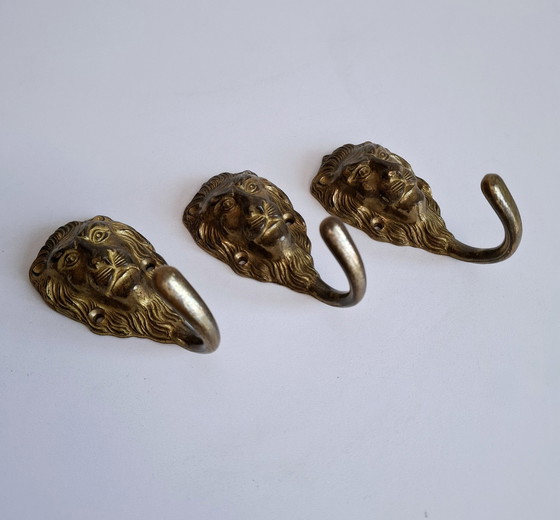 Image 1 of 3 crochets de lion courts en laiton