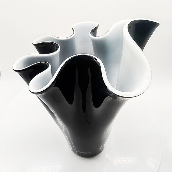 Image 1 of Vase Fazzoletto en verre de Murano des années 1960 - noir et blanc. Fabriqué en Italie
