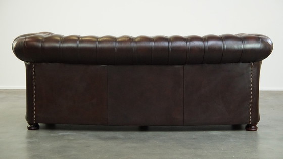 Image 1 of Canapé Chesterfield 2,5 places en cuir de vachette marron foncé