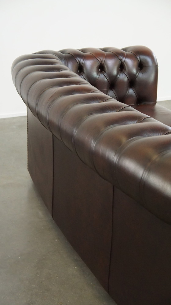 Image 1 of Canapé Chesterfield 2,5 places en cuir de vachette marron foncé