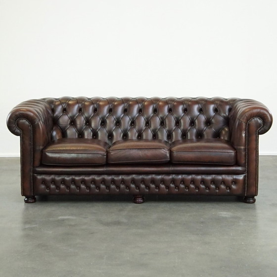 Image 1 of Canapé Chesterfield 2,5 places en cuir de vachette marron foncé