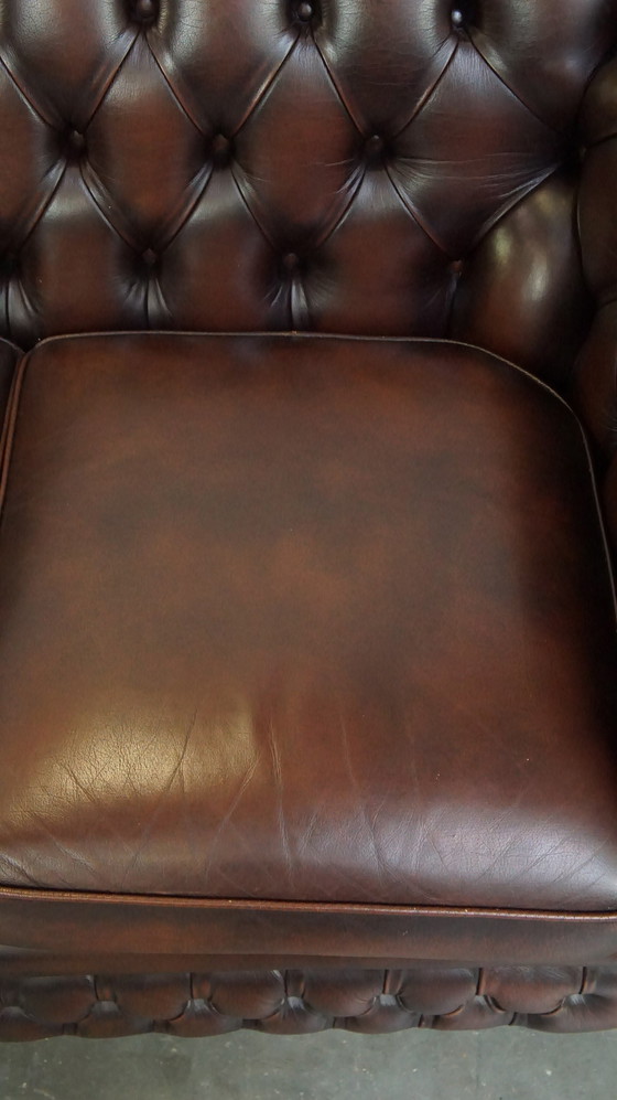 Image 1 of Canapé Chesterfield 2,5 places en cuir de vachette marron foncé